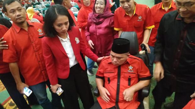 Akom dihampiri sejumlah anggota Soksi.