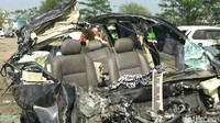 Kecelakaan ini berawal dari bus melaju dari arah Jakarta menuju Cirebon. Diduga pengemudi tidak menjaga jarak aman sehingga menabrak truk fuso di depannya. Kemudian laju bus oleng ke kanan dan pindah jalur ke arah berlawanan. Dari arah berlawanan datang kendaraan minibus bernopol BE 1599 AJ. Tabrakan pun tak dapat terhindarkan.