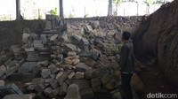 Bangunan candi tersebut berada di kedalaman yang dulunya terendam air. Setelah dibuatkan pipa saluran air, bangunan candi tidak terendam air lagi hingga sekarang (Eko Susanto/detikcom)  
