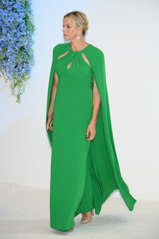 Gaun berpotongan elegan itu hadir dengan detail cut-out di area bahu, berikut cape yang menyerupai sayap bak kostum superhero.  Foto: Getty Images