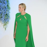 Gaun berpotongan elegan itu hadir dengan detail cut-out di area bahu, berikut cape yang menyerupai sayap bak kostum superhero.  Foto: Getty Images