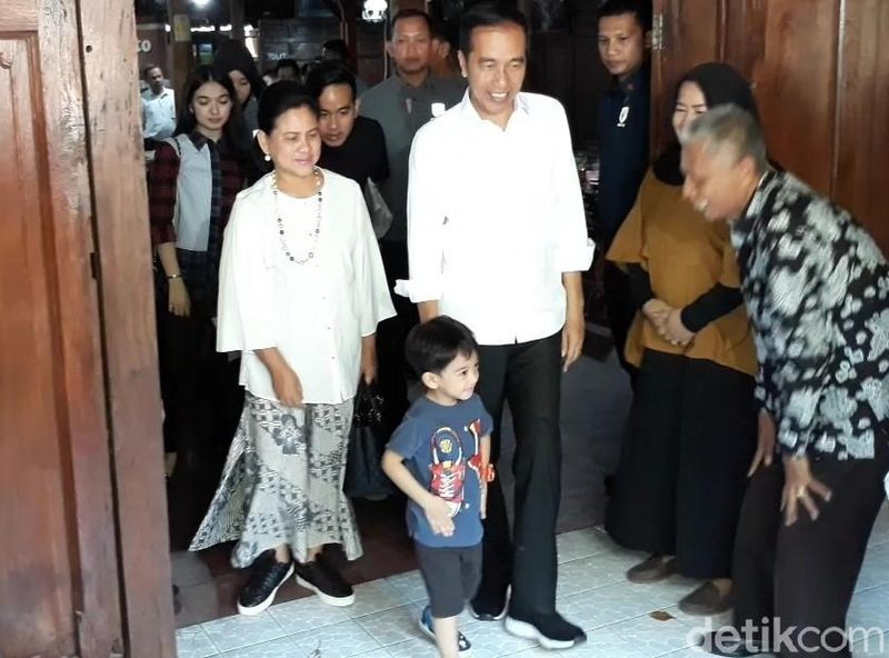 Jokowi bersama keluarga makan ayam goreng Mbah Karto Tembel, Sukoharjo, (28/7/2019).