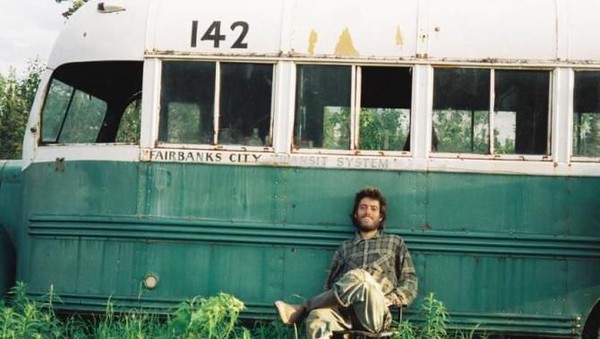 Inilah bus sekolah legendaris di film Into The Wild. Di bus ini, hidup petualang alam bebas Christopher McCandless, berakhir pada tahun 1992. Kisah hidupnya diangkat jadi buku dan film Into The Wild. (dok. IMDB)