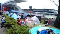 Tenda yang didirikan tepat berada di samping garis finis.