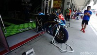 Tim Baby Face ini yang paling mencolok, fairingnya masih begitu rapi dengan kelir biru.