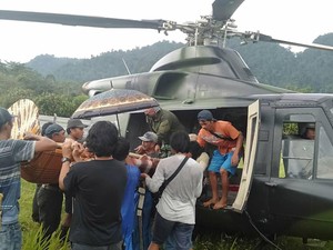 Gerak Sigap Satgas Tinombala Evakuasi Ibu Kritis Saat Lahirkan Anak
