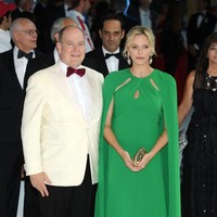 Putri Charlene menjadi tamu kehormatan di acara Monaco Red Cross Ball Gala Ke-71 di Monako, Jumat (26/7/2019). Ia datang bersama suaminya, Pangeran Albert II dari Monako.  Foto: Getty Images