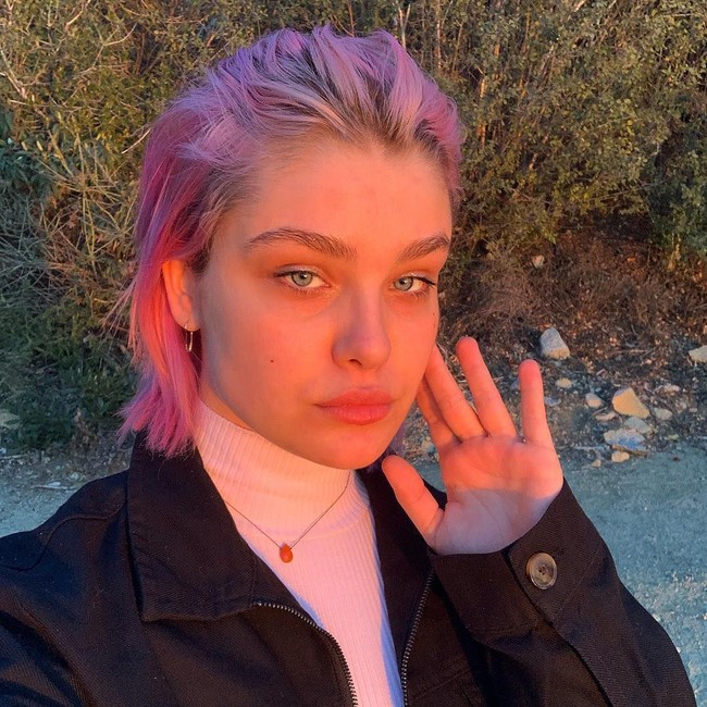 Taylor kala itu berusia 15 tahun ketika terjun ke dunia modeling. Saat Taylor menandatangani kontrak, ia diberitahu jika agensi itu menyukai wajahnya, namun pinggulnya terlalu besar. Karena itu, Taylor mengalami kelainan makan. Ada janji menggantung di kepalamu, jika kamu berhasil mengurangi beberapa kilogram, kamu bisa mendapat kesempatan yang lebih besar, ujarnya. Foto: Instagram @tay.all