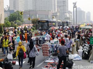 Potret Warga dan PKL Berebut Tempat di CFD