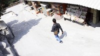 Abu vulkanik masih menutupi badan jalan di area taman wisata alam (TWA) Tangkuban Perahu.