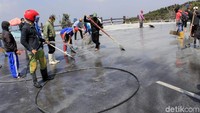 Abu vulkanik dibersihkan dengan cara disemprot menggunakan air.