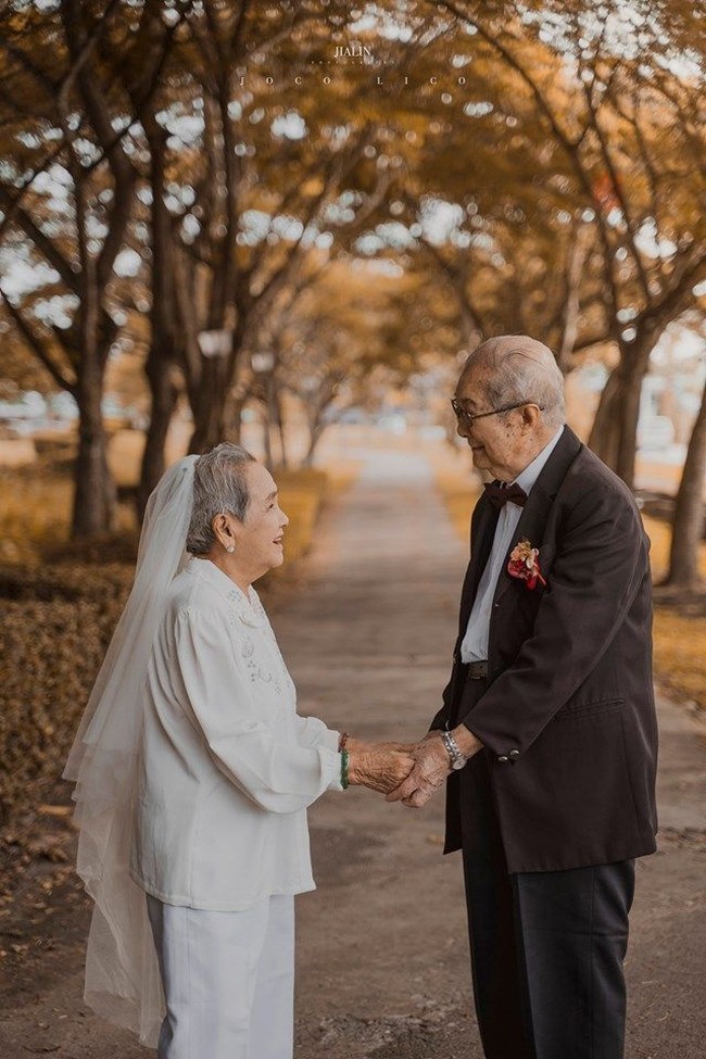 Sang wedding planner ini tersentuh oleh cinta antara Chen dan Shen, yang kemudia menawarkan mereka untuk mengatur pemotretan gratis. Pasangan tua ini pun merasa senang memiliki kesempatan untuk melakukan foto pernikahan di usia mereka ini. Foto: Facebook Joco Lico Bridal & Studio
