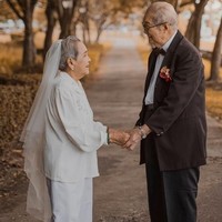 Sang wedding planner ini tersentuh oleh cinta antara Chen dan Shen, yang kemudia menawarkan mereka untuk mengatur pemotretan gratis. Pasangan tua ini pun merasa senang memiliki kesempatan untuk melakukan foto pernikahan di usia mereka ini. Foto: Facebook Joco Lico Bridal & Studio