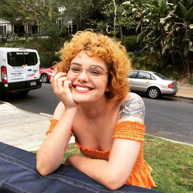 Kamu boleh tidak setuju denganku tapi aku terlihat sangat kurus. Menurutku itu sangat menyeramkan. Aku sangat cemas dengan apa yang aku sampaikan dan aku minta maaf jika aku salah dengan segala yang aku katakan. Aku hanya ingin menceritakan ini karena menurutku itu penting, pungkasnya di video. Foto: Instagram @tay.all