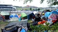 Antusias penonton menyaksikan balapan tahunan itu. Tak sedikit yang membuat tenda.