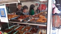 Warung makan yang mirip seperti warteg ini berada di Jalan Kemanggisan Ilir 9C, Gang Haji Senin, Jakarta.