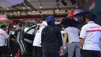 Wuling Almaz dikerubungi pengunjung GIIAS 2019.