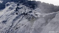 Abu vulkanik tampak menyelimuti zona wisata Kawah Ratu Gunung Tangkuban Perahu, Kecamatan Lembang, Kabupaten Bandung Barat, Jawa Barat.
