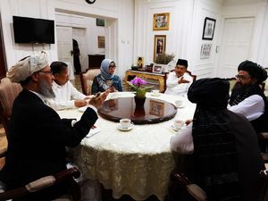 Respons Petinggi Taliban Saat Hamid Ingin Jadi Imam Salat