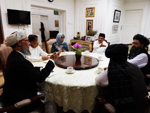 Respons Petinggi Taliban Saat Hamid Ingin Jadi Imam Salat