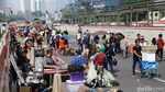 Potret Warga dan PKL Berebut Tempat di CFD
