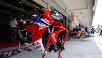 Tak cuma satu, Honda juga menyiapkan motor lain yang sepertinya tak terpilih untuk balapan kali ini.