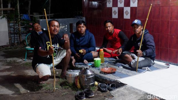 Warga berjaga