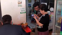 Pelanggan warung makan tersebut bukan orang-orang kelas menengah atas yang identik dengan makanan vegetarian. Melainkan, mahasiswa-mahasiswa yang Bina Nusantara (Binus).
