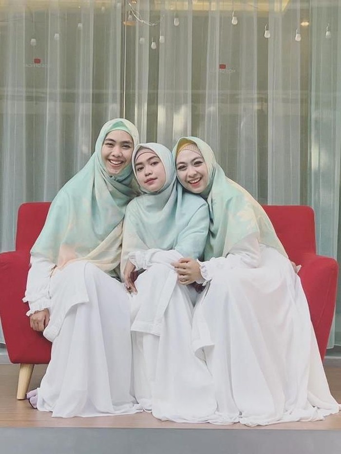 Ria Ricis bersama kedua kakaknya