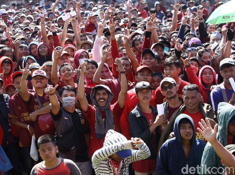 Sudah Antre dan Panas-panasan, Suporter Gagal Nonton PSM Vs Persija