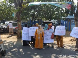 Gubernur Khofifah Disambati Nelayan Cantrang Probolinggo