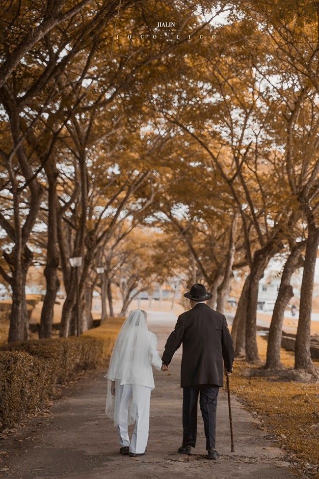 Berdasarkan postingan Facebook Joco Lico Bridal & Studio, Shen setuju dan keduanya menikah ketika mereka berusia awal dua puluhan. Chen pun mengatakan bahwa Shen sangat berani untuk setuju hidup bersamanya meskipun dia sangat miskin. Dia menggunakan masa mudanya untuk bertaruh pada saya dan saya tidak bisa membiarkannya kalah, tambahnya. Foto: Facebook Joco Lico Bridal & Studio