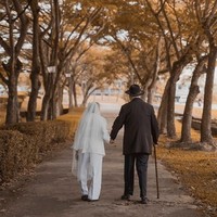 Berdasarkan postingan Facebook Joco Lico Bridal & Studio, Shen setuju dan keduanya menikah ketika mereka berusia awal dua puluhan. Chen pun mengatakan bahwa Shen sangat berani untuk setuju hidup bersamanya meskipun dia sangat miskin. Dia menggunakan masa mudanya untuk bertaruh pada saya dan saya tidak bisa membiarkannya kalah, tambahnya. Foto: Facebook Joco Lico Bridal & Studio