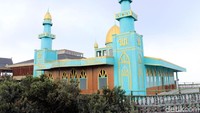 Berbeda dengan kios dan bangunan lainnya yang diselimuti abu berwarna putih, masjid berwarna hijau ini seperti tak tersentuh.
