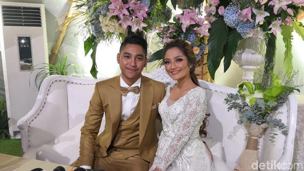 Siti Badriah dan Krisjiana