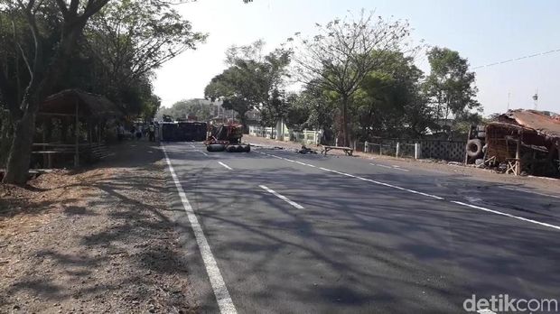 Truk muat CNG yang terguling