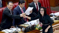Ketua Pansus Pelindo II Rieke Dyah Pitaloka (kanan) bersalaman dengan Ketua dan Wakil Ketua DPR RI saat Rapat Paripurna DPR, di gedung Parlemen, Senayan, Jakarta, Kamis (25/7/2019). Pansus Angket DPR RI tentang Pelindo II mendesak Pemerintah Pusat untuk berani melakukan langkah-langkah dan upaya terhadap status kepemilikan PT. JICT seperti yang telah dilakukan oleh Pemerintah Pusat dalam mengembalikan Pelabuhan Petikemas Surabaya 100% milik Indonesia. Foto: dok. Pelindo II