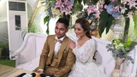 Hari ini keduanya mengatakan kembali menggelar resepsi pernikahan untuk warga sekitar di kediaman mereka.  Foto: Dyah Paramita Saraswati/ detikHOT