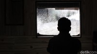 Jendela rumah pun memutih akibat tertutup abu vulkanik.
