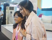 Tyna Kanna Mirdad mulai kenalkan makeup pada putrinya