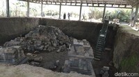 Candi ini dari pinggir jalan tidak terlihat, yang terlihat hanya bangunan permanen beratap. Untuk bisa melihat candi lebih dekat, traveler harus menuruni anak tangga (Eko Susanto/detikcom)