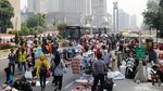 Potret Warga dan PKL Berebut Tempat di CFD