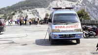 Pasca erusi, ambulans masih disiagakan di zona wisata Kawah Ratu Gunung Tangkuban Perahu, Kecamatan Lembang, Kabupaten Bandung Barat, Jawa Barat.