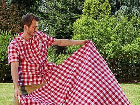 KFC rilis kemeja kotak-kotak yang bsa jadi taplak piknik Foto: