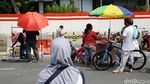 Potret Warga dan PKL Berebut Tempat di CFD