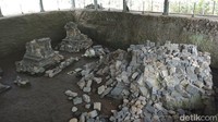 Selain 3 candi itu, ada satu candi lagi yang runtuh dan tetap dibiarkan. Candi yang runtuh tersebut, ukurannya lebih besar dari yang lain (Eko Susanto/detikcom)