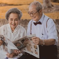 Salah satu agenda bagi pengantin yang akan menikah umumnya membuat foto romantis pernikahan bersama pasangan untuk hari besarnya. Tapi, pasangan tua ini baru menjalani foto pernikahan setelah 66 tahun hidup bersama. Momen manis mereka yang jalani foto romantis di usia tak lagi muda itu pun jadi viral. Foto: Facebook Joco Lico Bridal & Studio