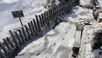 Zona wisata kawah pun masih dijadikan area terbatas, mengingat aktivitas vulkanik di Kawah Ratu yang terus aktif.
