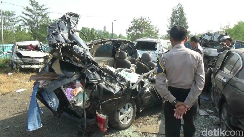 Bus Masuk Jalur Berlawanan Tabrak Minibus di Cipali, 3 Orang Tewas Bus Masuk Jalur Berlawanan Tabrak Minibus di Cipali, 3 Orang Tewas