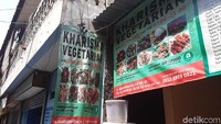 Warung yang diketahui bernama, RM Vegetarian Kharisma ini dimiliki Merry Mahadi (62) tahun. 